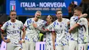 Pemain Timnas Norwegia, Thelo Aasgaard, Erling Braut Haaland, Patrick Berg, dan Torbjorn Lysaker Heggem merayakan kemenangan mereka di akhir pertandingan kualifikasi Piala Dunia 2026 zona Eropa melawan Italia, di Stadion San Siro, Milan, pada 16 November 2025. Mengalahkan Italia dengan skor 4-1 pada pertandingan terakhir Grup I Kualifikasi Piala Dunia 2026 zona Eropa, Timnas Norwegia memastikan tiket lolos ke Piala Dunia 2026. (Alberto PIZZOLI/AFP)