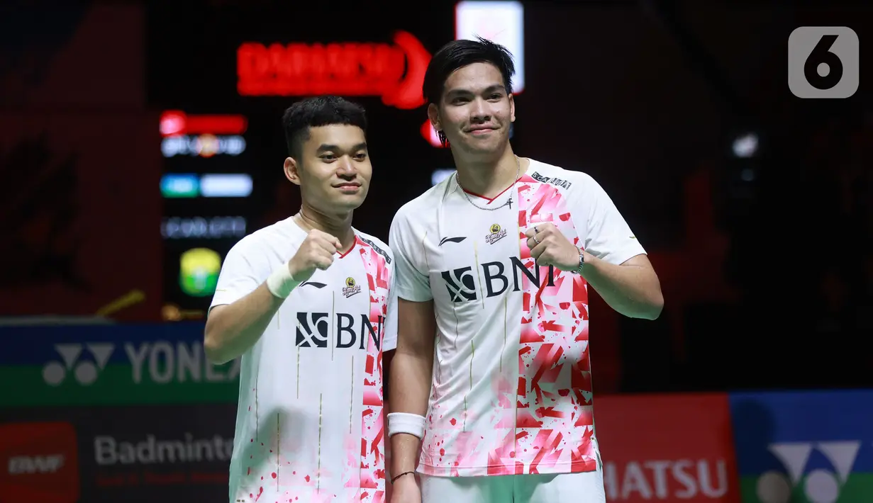 Ganda putra Indonesia, Leo Rolly Carnando/Daniel Marthin, berpose setelah menaklukkan wakil Jepang, Takuro Hoki/Yugo Kobayashi pada laga semifinal Indonesia Masters 2023 di Istora Senayan, Jakarta, Sabtu (28/1/2023). Wakil Indonesia itu menang dengan skor 18-21, 21-17, 21-3. (Bola.com/M Iqbal Ichsan)