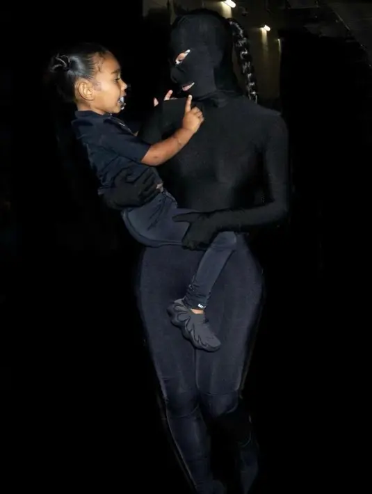 Kali ini, dalam acara listening party album terbaru Kanye West, Kamis (5/8/2021), Kim kardashian mengenakan outfit Balenciaga serba hitam yang terdiri dari celana ketat, atasan lengan panjang, sepatu stiletto, serta topping wajah. (Instagram/kimkardashian).