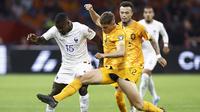 Tampil impresif bersama Tottenham Hotspur, Micky van de Ven (kanan) yang kini berusia 22 tahun akhirnya dipercaya pelatih Ronald Koeman untuk menjalani debut bersama Timnas Belanda saat menghadapi Prancis pada laga Grup B Kualifikasi Euro 2024 (13/10/2023). Dalam laga yang berakhir dengan kekalahan 1-2, Micky van de Ven tampil di sepuluh menit terakhir menggantikan Nathan Ake. (AFP/Kenzo Tribouillard)