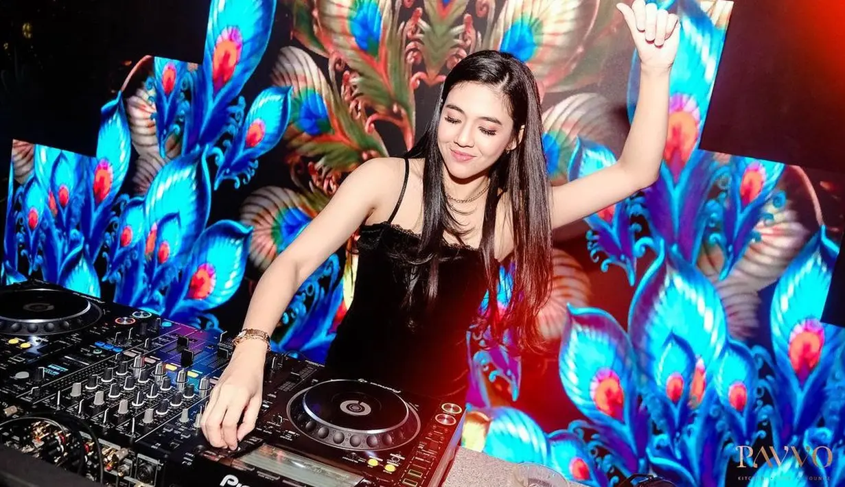 <p>DJ Una yang semakin percaya diri ini juga membuatnya semakin berseri. (FOTO: instagram.com/putriuna)</p>