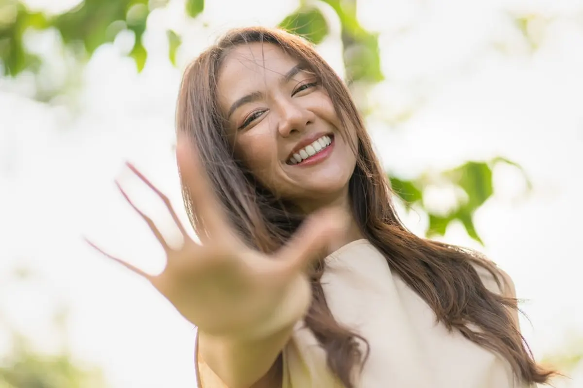 tertawa tersenyum cantik