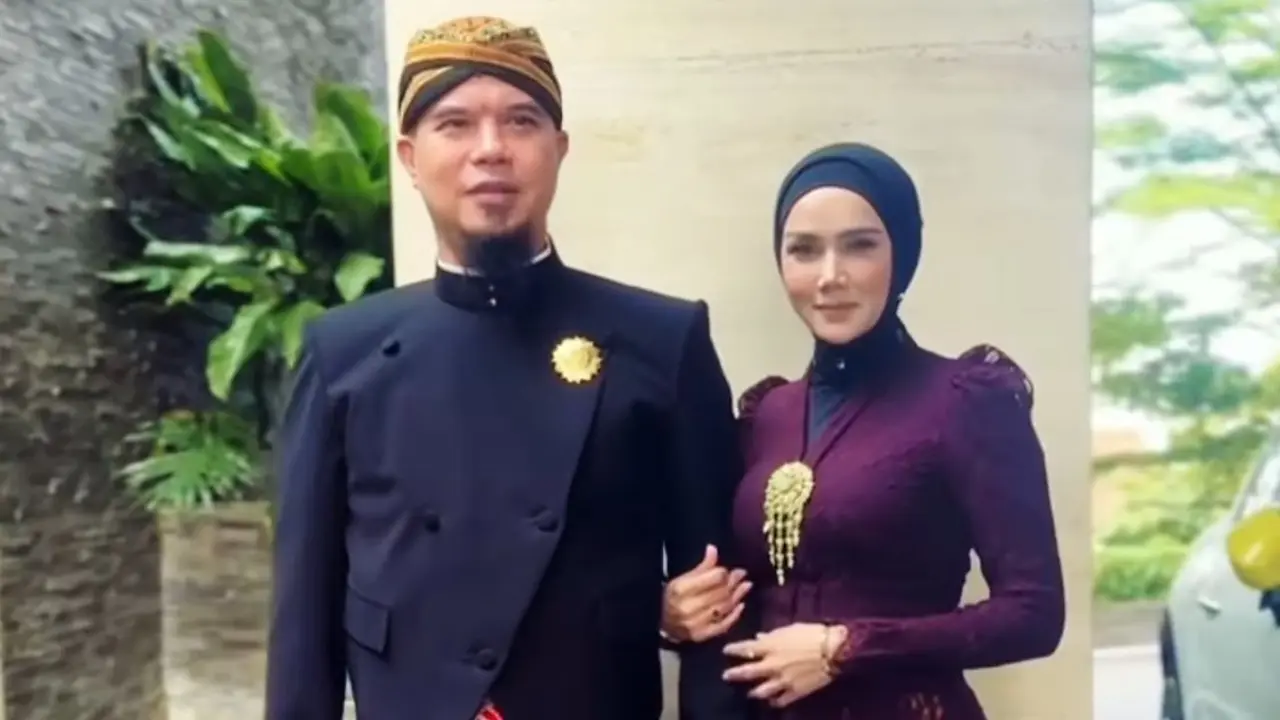 Momen khidmat Ahmad Dhani dan Mulan Jameela. (credit:instagram.com/mulanjameela1)