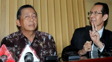 Wakil Ketua KPK Zulkarnain (kanan) dan Anggota V BPK Moermahadi Soerja Djanegara di Gedung KPK, Jakarta, Senin (7/12). BPK telah menyerahkan hasil audit investigasi terkait pembelian lahan RS Sumber Waras yang melibatkan Ahok. (Liputan6.com/Helmi Afandi)