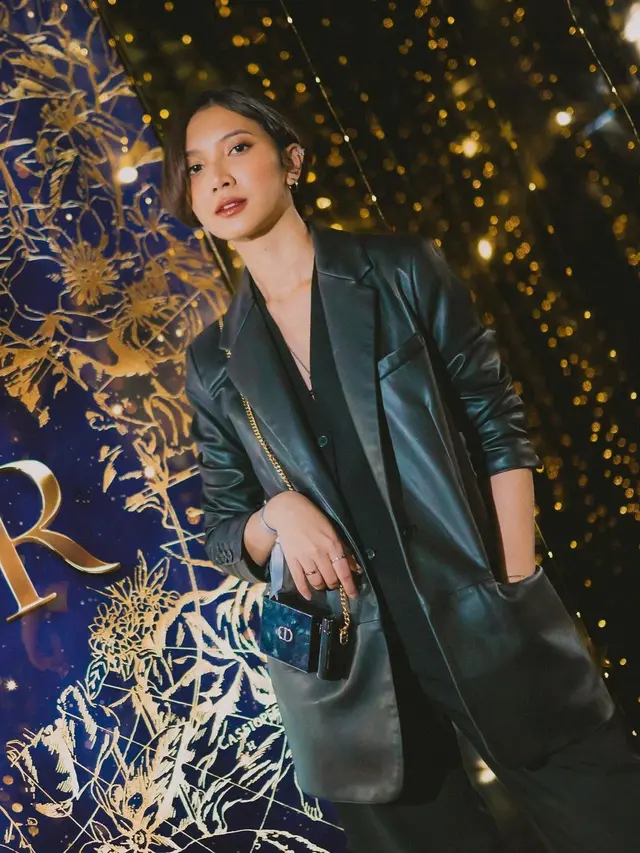 10 Pesona Misterius Sheila Dara Aisha Kenakan Blazer yang Bisa Jadi Inspirasi OOTD