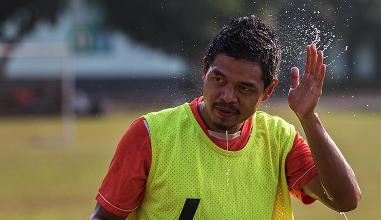 Penyerang Persija Jakarta, Bambang Pamungkas mengikuti latihan bersama tim Macan Kemayoran jelang Piala Presiden 2015 di Lapangan Yon Zikon 14, Jakarta, Senin (24/8/2015). (Bola.com/Vitalis Yogi Trisna)