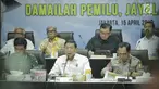 Menko Polhukam, Wiranto (tengah) memimpin rapat koordinasi dengan KPU-Bawaslu, Polri, TNI hingga menteri di Kantor Kemenko Polhukam, Jakarta, Senin (15/4). Rapat membahas mengenai kesiapan akhir pengamanan tahapan pemungutan dan perhitungan suara pemilu serentak 2019. (Liputan6.com/Faizal Fanani)