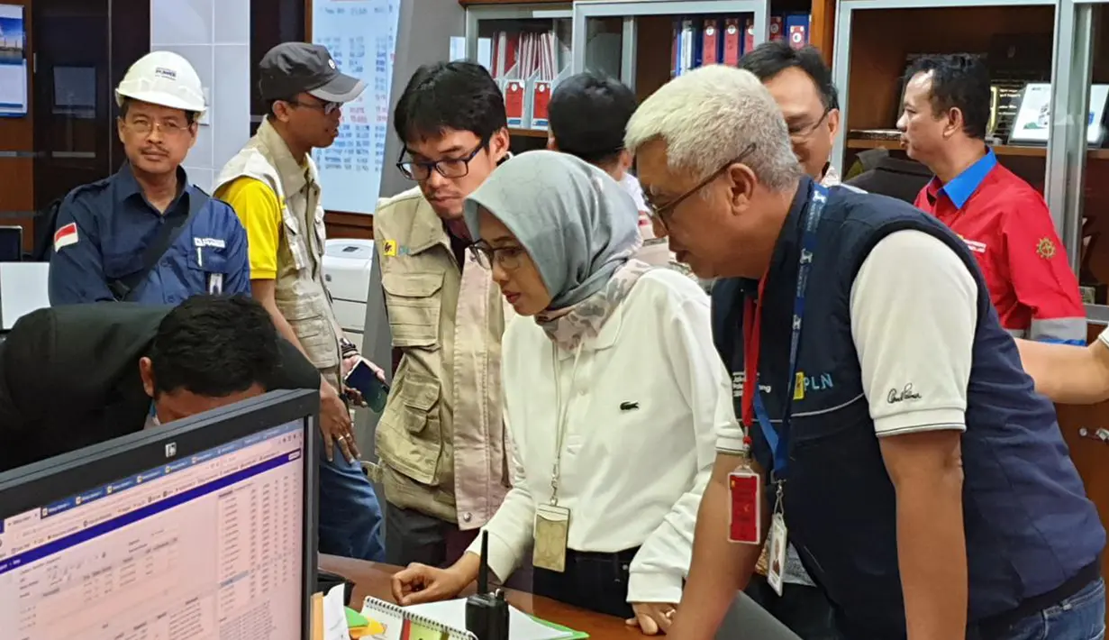 Plt Direktur Utama PLN Sripeni Inten Cahyani melakukan sidak memastikan pasokan listrik saat pelantikan Jokowi-Ma'ruf Amin di PLN UPB Cawang, Jakarta, Minggu (20/10/2019).  PLN menambah pasokan cadangan dan memastikan semua sumber suplay listrik dalam posisi yang aman dan siap. (Dok. PLN)