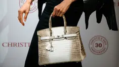Model memperlihatkan tas Hermes Birkin Himalayan Crocodile di Christies Hong Kong, 4 Mei 2017. Tas Hermes Himalaya ini memecahkan rekor sebagai tas tangan termahal setelah terjual seharga US$380 ribu (sekitar Rp5 miliar) dalam lelang. (ISAAC LAWRENCE/AFP)