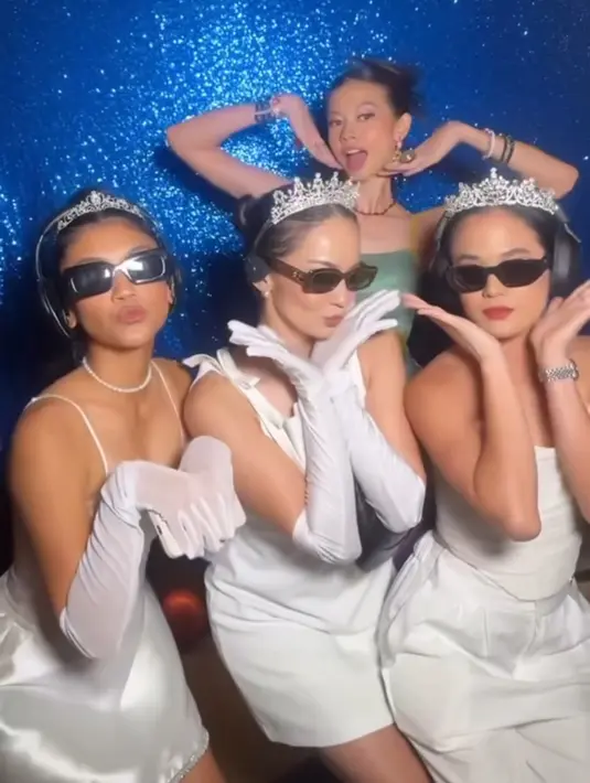 Tamu yang hadir di ulang tahun ke-30 Yuki Kato cosplay dengan tema Y2K. Begitu juga Yuki Kato yang tampil menjadi Jenna Rink dari film 13 Going On 30 dengan mengenakan mini dress colorful. [@enzystoria]