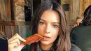 Aktris asal Amerika Emily Ratajkowski bahkan dapat menyantap sepotong daging asap dengan seksi dan elegan. (via people.com)