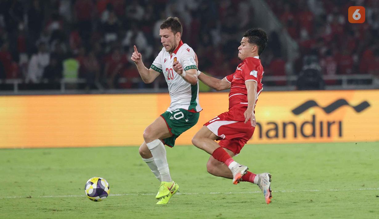 Pergantian ini meningkatkan intensitas serangan tim racikan pelatih John Herdman. Bulgaria memilih bertahan rapat dan memaksa Timnas Indonesia bermain melebar. Tampak dalam foto, pemain Timnas Indonesia, Ragnar Oratmangun (kanan) berebut bola dengan Martin Georgiev (Bulgaria) pada laga final FIFA Series 2026 di Stadion Utama Gelora Bung Karno (SUGBK), Jakarta, Senin (30/3/2026) malam WIB. (Bola.com/Abdul Aziz)