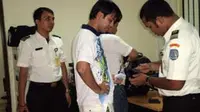 Petugas Rumah Detensi Imigrasi (Rudenim) Tanjungpinang, Provinsi Kepulauan Riau (Kepri) melakukan pemeriksaan terhadap barang bawaan imigran gelap Afghanistan. (Antara)