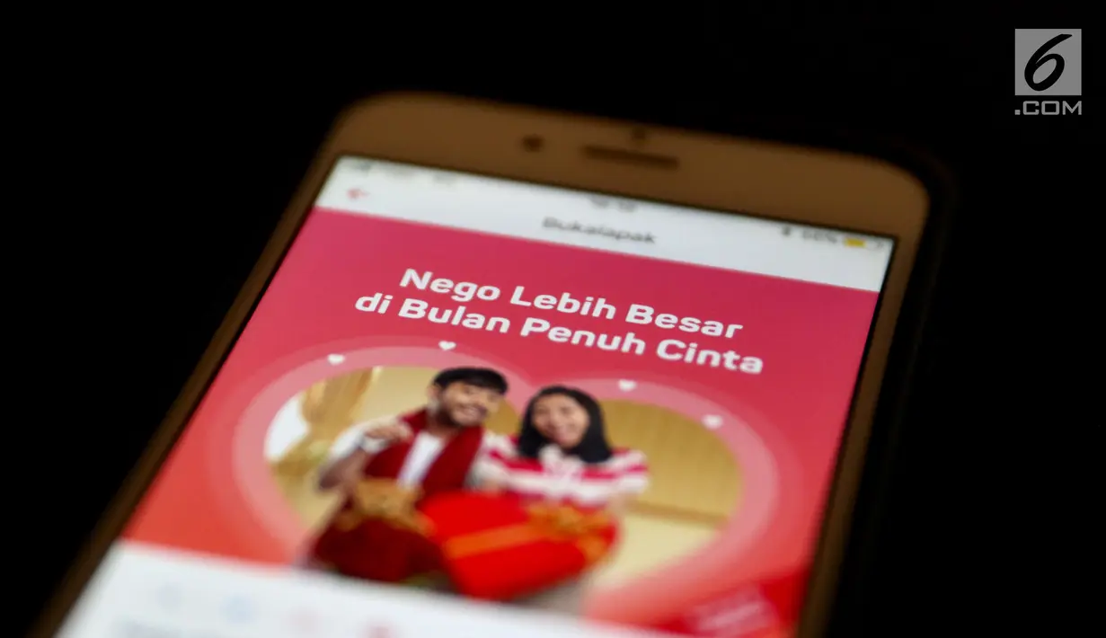 Sejumlah promo ditawarkan situs belanja online, Jakarta, Rabu (14/2). Tradisi memberi cokelat di Hari Kasih Sayang atau Valentine’s Day menyebabkan barang tersebut menjadi yang paling dicari setiap tanggal 14 Februari. (Liputan6.com/Immanuel Antonius)