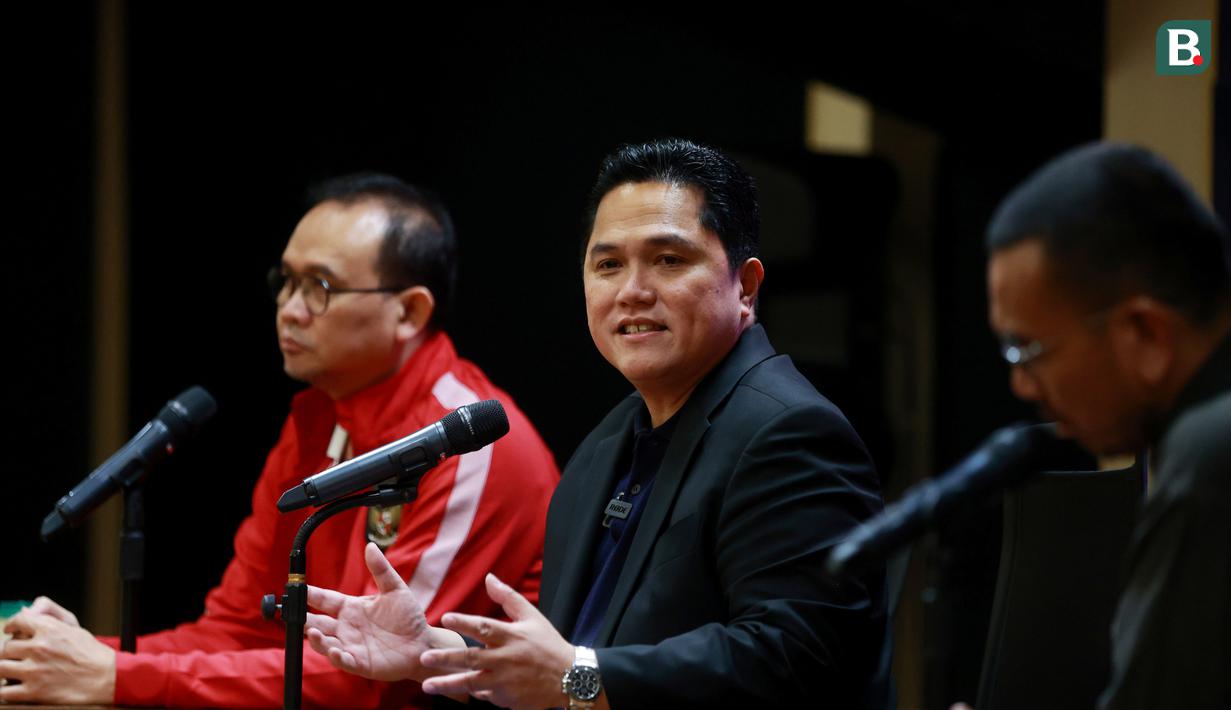 <p>Ketua Umum PSSI, Erick Thohir (tengah), memberikan keterangan terkait tiket pertandingan&nbsp;FIFA Matchday antara&nbsp;Timnas Indonesia vs Argentina di Media Center SUGBK, Jakarta, Senin (29/5/2023). (Bola.com/M Iqbal Ichsan)</p>