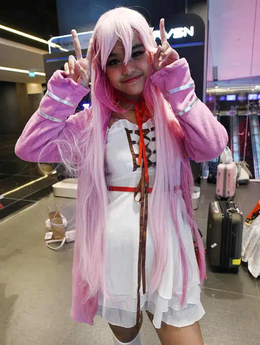 Seorang cosplayer berpose pada hari pertama Festival Anime Asia di Singapura (29/11/2019). Para penggemar hobi berpakaian seperti 'Gothic Lolitas' dan karakter yang sering terinspirasi anime, manga, dongeng, permainan video, penyanyi dan musisi idola, dan film kartun. (AFP Photo/Roslan Rahman)