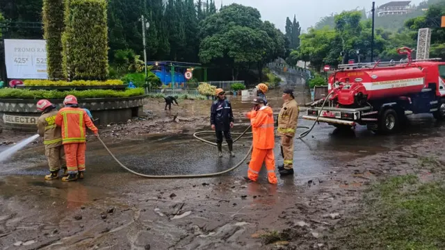 Banjir Lumpur Terjang Area Bundaran Taman Rekreasi Selecta Batu