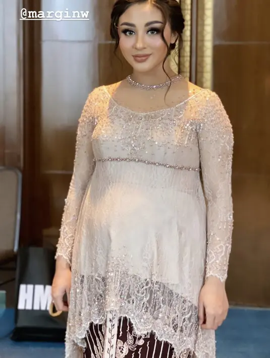 Margin pun tampil mengenakan kebaya mode kurung dengan detail heartneck bertabur payet. Dok. Instagram @guginugraha