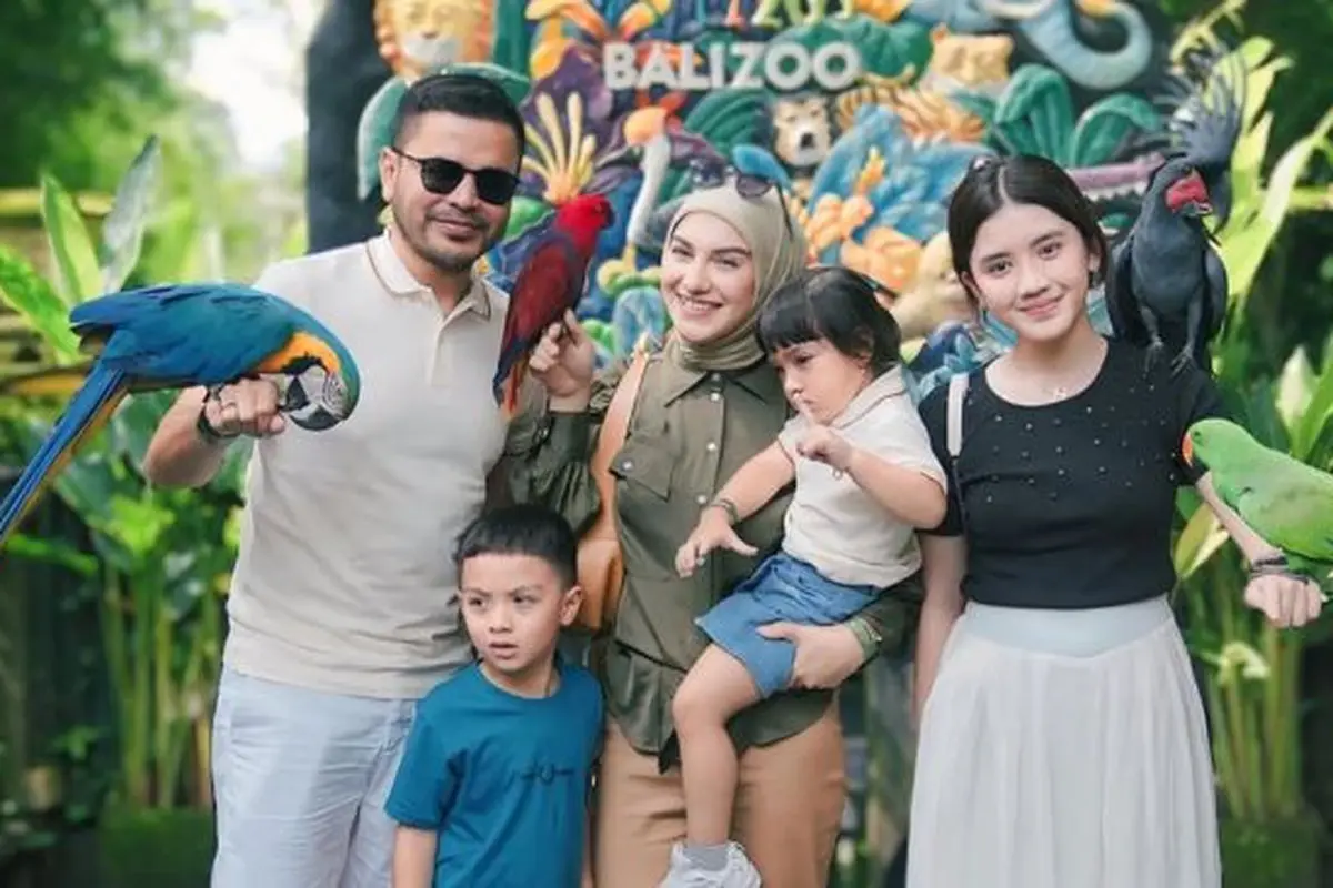 Potret Irish Bella dan Haldy Sabri Ajak Anak Liburan di Bali. (instagram/_irishbella_)