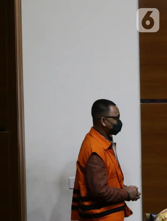 Akbar Tandaniria Mangku Negara usai menjalani rilis penetapan dan penahanan tersangka dugaan tindak pidana korupsi terkait dugaan penerimaan gratifikasi di Pemkab Lampung Utara Tahun 2015 s/d 2019, Gedung KPK Jakarta, Jumat (15/10/2021). (Liputan6.com/Helmi Fithriansyah)