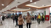 Menteri Perhubungan Budi Karya Sumadi dalam seremoni puncak Hari Maritim Nasional ke-59, di Kupang, NTT, Kamis (12/10/2023).