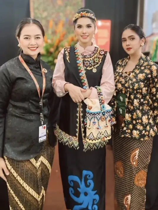 Begitupun dengan Annisa Pohan yang mengenakan vest hitam panjang yang memiliki bordiran warna-warni khas Dayak dipadukan inner kemeja lengan panjang pink. [@nasyabyla]