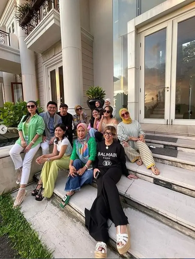 Pulang ke Indonesia, Ini 6 Potret Kemeriahan Pesta Penyambutan Syahrini