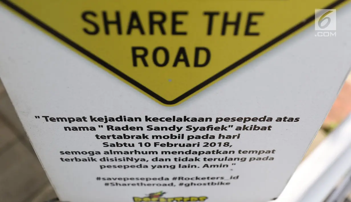 Tulisan pada monumen sepeda putih yang bersandar di sebuah tiang kawasan Jenderal Gatot Subroto, Jakarta, Senin (12/3). Monumen itu sebagai peringatan kepada pengguna jalan untuk saling berbagi dan menghormati di jalan. (Liputan6.com/Immanuel Antonius)