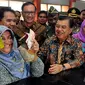 Wakil Presiden Jusuf Kalla meninjau pemberian bantuan Program Simpanan Keluarga Sejahtera (PSKS) di Kantor Pos Rawamangun, Jakarta, Rabu (19/11/2014). (Liputan6.com/Johan Tallo) 