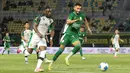 Pemain PSMS Medan, Angelo Meneses (kanan), berusaha menutup pergerakan winger Persebaya Surabaya, Yann Mabela, pada laga kedua Grup B Piala Presiden 2026 di Stadion Gelora Bung Tomo, Surabaya, Jawa Timur, Rabu (29/7/2026). Meski mendapat tekanan ketat sepanjang pertandingan, Persebaya tetap mampu mengamankan kemenangan tipis 1-0 atas PSMS sekaligus memastikan langkah ke babak semifinal. (Bola.com/Wahyu Pratama)