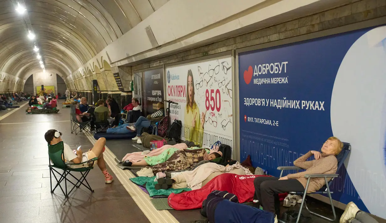 Otoritas Kyiv memperingatkan serangan rudal dan pesawat tanpa awak (drone) Moskow masih akan menghujani wilayah tersebut. (AP Photo/Efrem Lukatsky)