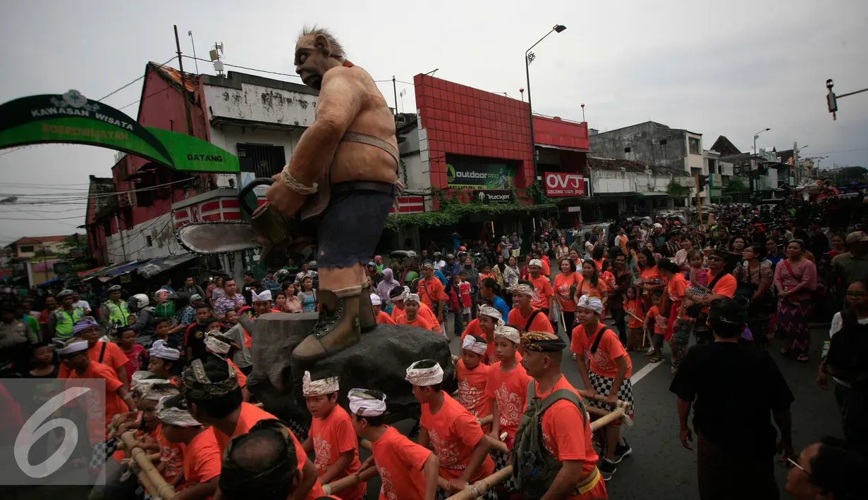 Sejumlah ogoh ogoh di arak di jalan Malioboro, Yogyakarta, Selasa (8/3/2016). Menjelang Nyepi, Ogoh-ogoh akan di bakar pada upacara pangrupukan. (Liputan6.com/Boy Harjanto)