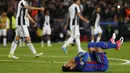 Striker Barcelona, Neymar, tampak kecewa usai tim nya disingkirkan Juventus. Pada laga tersebut Barcelona memakai skema 4-3-3 sementara Juventus dengan formasi 4-2-3-1. (AFP/Marco Bertorello)