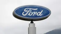 Logo perusahaan Ford terlihat di Caracas, 27 Maret 2015. Ford akan menutup semua operasional mereka di Jepang dan Indonesia tahun ini karena tidak ada profitabilitas yang didapat dari kedua negara. (REUTERS / Carlos Garcia Rawlins)