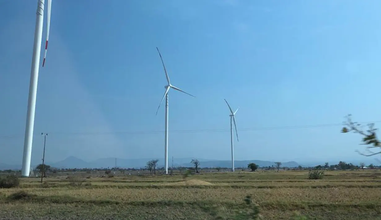 Penampakan turbin di area Pembangkit Listrik Tenaga Bayu (PLTB) Tolo 1 di Jeneponto, Sulawesi Selatan, Jumat (21/9). PLTB Tolo 1 memiliki 20 turbin, masing-masing berkapasitas 3,6 MW. (Liputan6.com/Pool/ESDM)