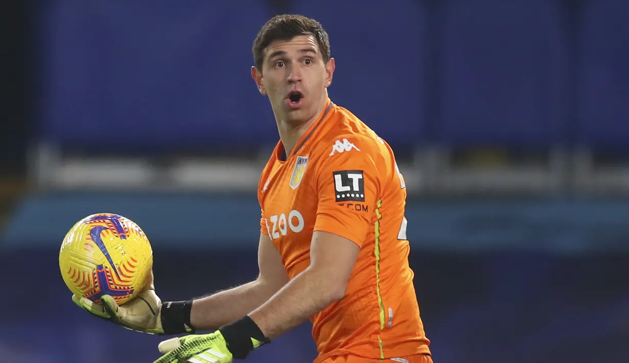 6. Emiliano Martinez (Aston Villa). Kiper asal Argentina berusia 28 tahun ini telah membuat 75 saves dalam 21 penampilannya selama 1890 menit. (AP/Catherine Ivill/Pool)