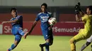 Pemain Persib Bandung, Febri Hariyadi (kiri) melepaskan tendangan ke gawang PS Sleman yang dikawal kiper Ega Rizky Pramana dalam laga leg pertama semifinal Piala Menpora 2021 di Stadion Maguwoharjo, Sleman, Jumat (16/4/2021). Persib menang 2-1 atas PS Sleman. (Bola.com/Ikhwan Yanuar)
