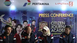 Pimpinan Redaksi Indonesia, Liputan6.com, dan SCTV Mochamad Teguh (kedua kiri) memberikan paparan dalam konferensi pers Citizen Journalist Academy di Jakarta, Selasa (25/7). (Liputan6.com/Faizal Fanani)