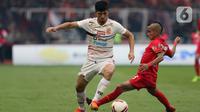 Gelandang Persija, Riko Simanjuntak (kanan) mencoba menahan pergerakan pemain belakang Borneo FC, Kevin Gomes De Oliveira pada laga pekan pertama Shopee Liga 1 Indonesia 2020 di Stadion Gelora Bung Karno, Jakarta, Minggu (1/3/2020). Persija unggul 3-2. (Liputan6.com/Helmi Fithriansyah)