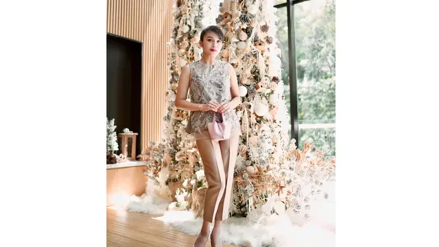 Potret Sandra Dewi dengan Pohon Natal