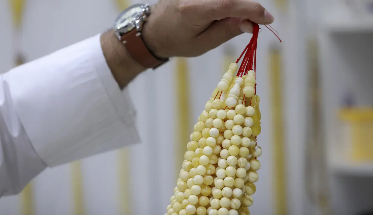 Tasbih adalah bentuk manik-manik yang digunakan untuk menghitung pengulangan doa. (AFP/YASSER AL-ZAYYAT)