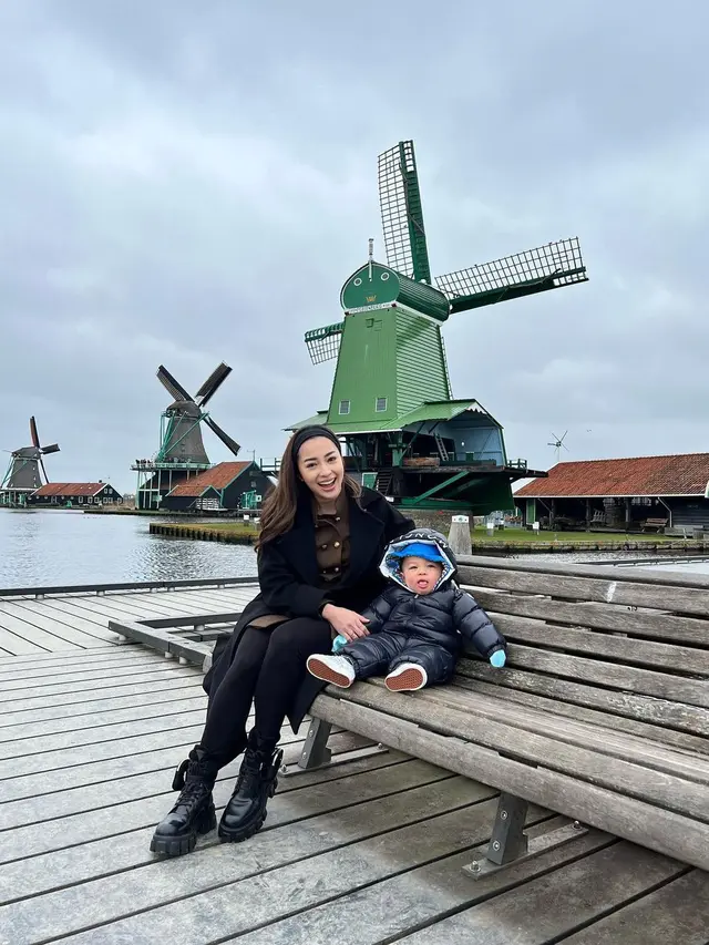 Nikita Willy bersama Baby Izz di Amsterdam (Instagram/nikitawillyofficial94)