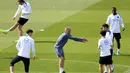Pelatih kepala Paris Saint-Germain asal Spanyol, Luis Enrique (tengah) berbicara dengan Vitinha (kedua kanan), dan Joao Neves (kanan) saat sesi latihan klub sebelum pertandingan leg pertama semifinal Liga Champions 2025/2026 melawan klub Jerman, Bayern Muenchen, di PSG Campus, Poissy, Barat Laut Paris, pada Senin 27 April 2026. (FRANCK FIFE/AFP)