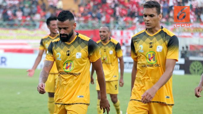 Aksi dua pemain asing Barito Putera, Fransisco Torres dan Cassio de Jesus di Stadion Gelora Bangkalan, Sabtu (14/9/2019). (Bola.com/Aditya Wany)