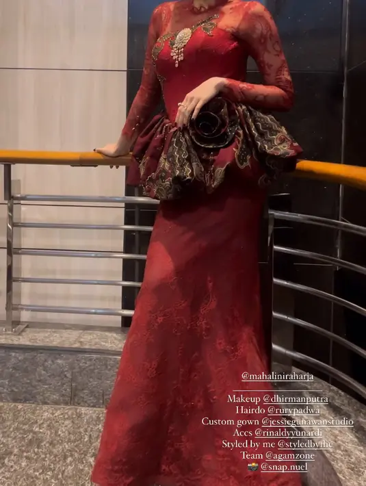 Pertama ada Mahalini yang tampil serba merah dengan atasan siluet kebaya lace dipadukan korset berbordir dan bros keemasannya. Busana yang dibuat oleh Jessie Gunawan ini dilengkapi rok cloud pendek motif batik serta rok panjang model mermaidnya. [@fherriioo]