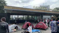 Sejak pagi telah berdiri tenda pendemo di gerbang Pancasila atau gerbang masuk Kompleks Parlemen Senayan menjelang pengesahan RUU TNI. (Delvira Hutabarat).