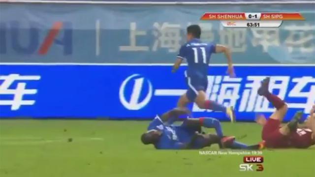 Mengerikan Kaki Eks Striker Chelsea Patah Kena Tackling Lawan Bola Liputan6 Com