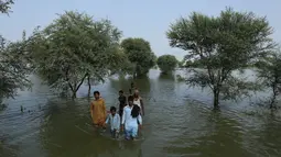 Beberapa ratus desa dan ribuan hektar lahan pertanian di provinsi tengah terendam ketika sungai Sutlej meluap. (AFP/Shahid Saeed Mirza)