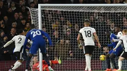 Bek Chelsea, Kalidou Koulibaly (ketiga kanan) mencetak gol ke gawang Fulham pada laga tunda pekan ke-7 Liga Inggris 2022/2023 di Craven Cottage, London (12/1/2023). Dalam laga yang diwarnai kartu merah Joao Felix dalam laga debutnya di Liga Inggris, Chelsea akhirnya menyerah 1-2 dari tuan rumah Fulham. (AFP/Ben Stansall)