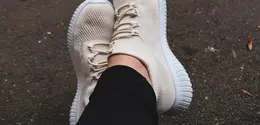 Setiap olahraga butuh sepatu berbeda. Temukan tips memilih sepatu yang tepat agar nyaman dan aman beraktivitas. (Foto: Alexas Fotos/Pixabay)